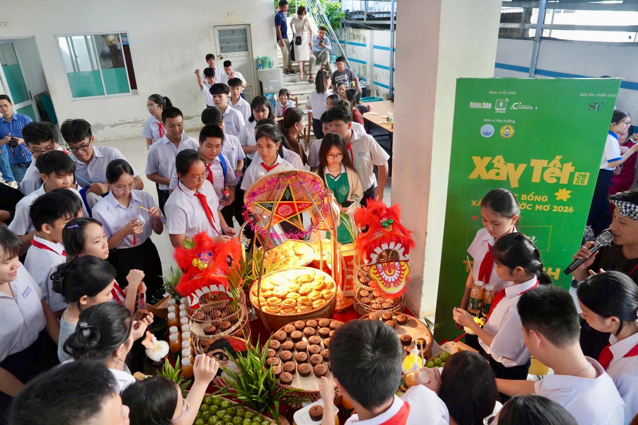 06. Các em học sinh vui Trung thu trong chương trình học bổng “Xây nền ước mơ” kết hợp “Hái trăng về làng” tại Đà Nẵng