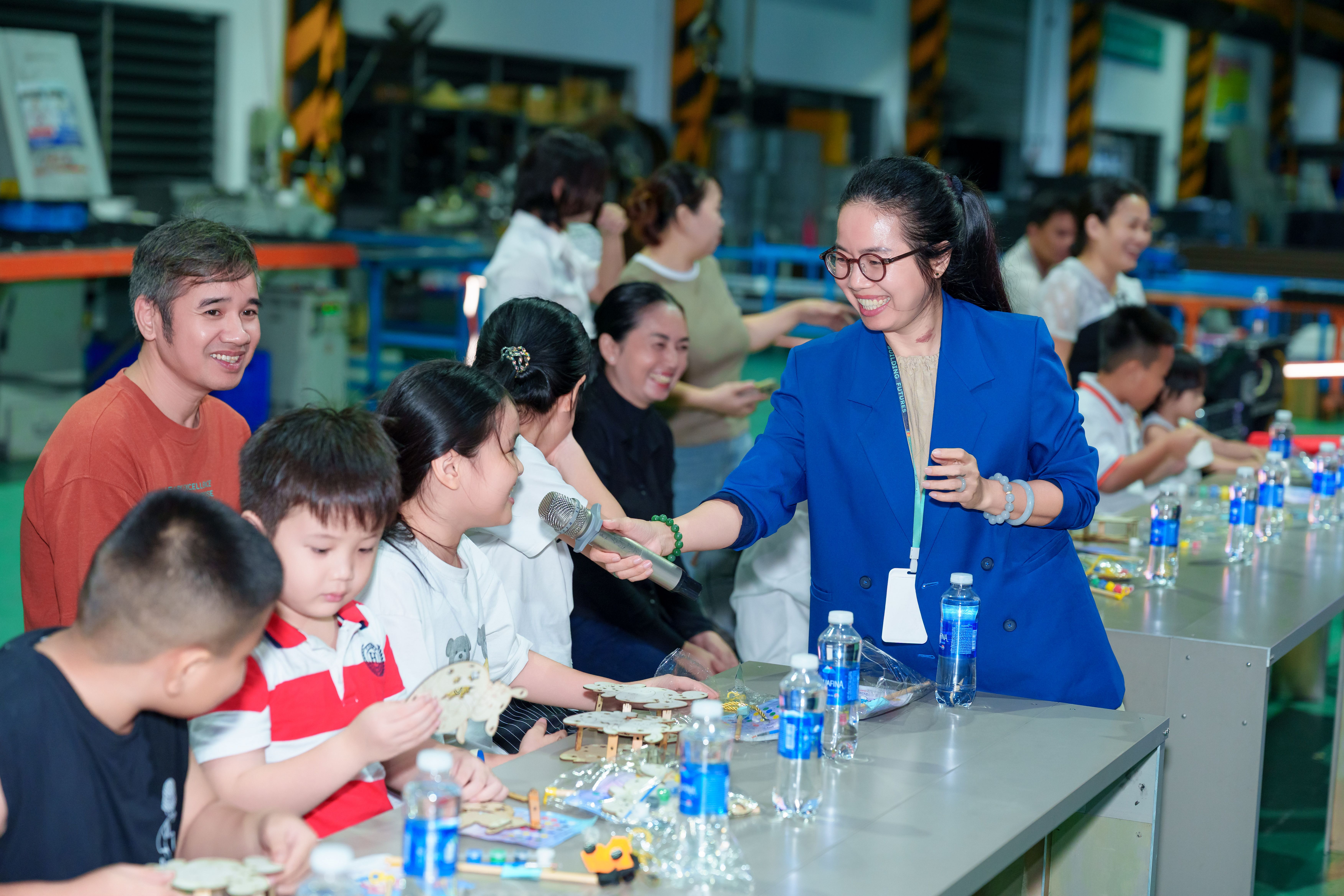 Bà Nguyễn Trình Thùy Trang, Phó Tổng giám đốc Khối vận hành Coteccons giao lưu cùng trẻ em tại sự kiện